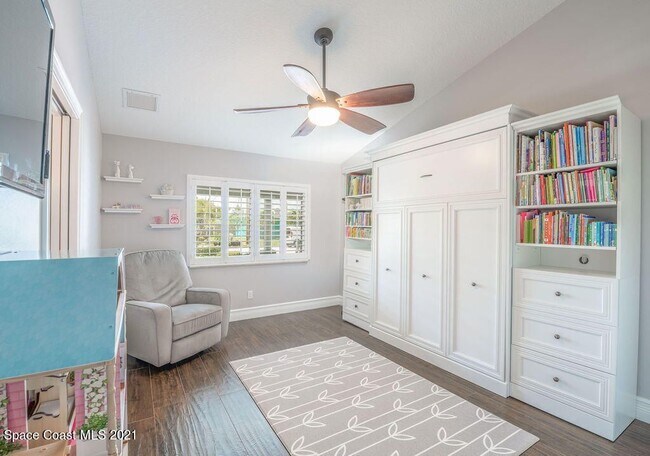 Building Photo - Gorgeous views from this 3 bedroom, 2.5 ba...