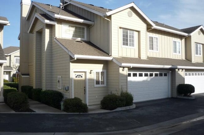 Building Photo - 3 bedroom 2.5 bath town home with large bonus living room and 2 car garage parking