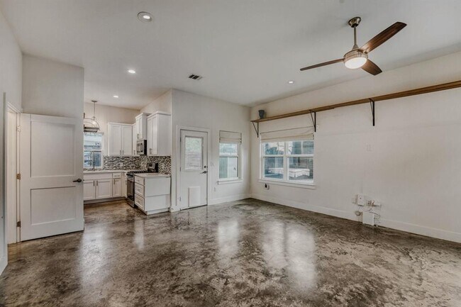 Building Photo - 1134 Chicon St