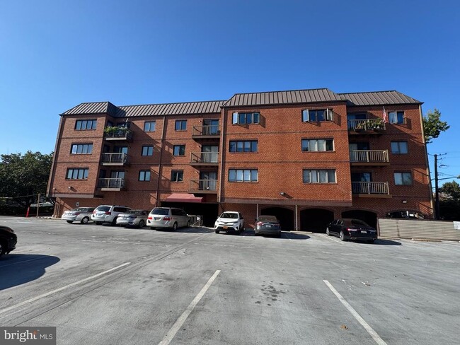 Building Photo - 8 Russell Ave