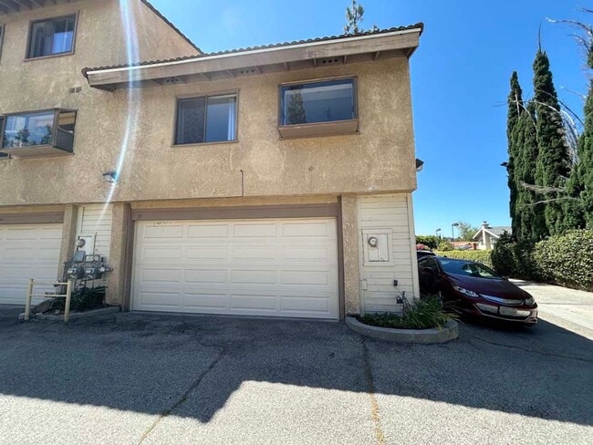 Building Photo - Charming End-Unit Townhome in the Heart of Chatsworth