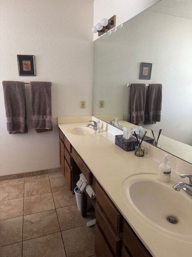 Building Photo - Lovely updated 3 bed 2 bath home in Leisur...