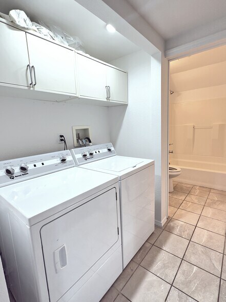 Building Photo - 6731 SE Fern Ave