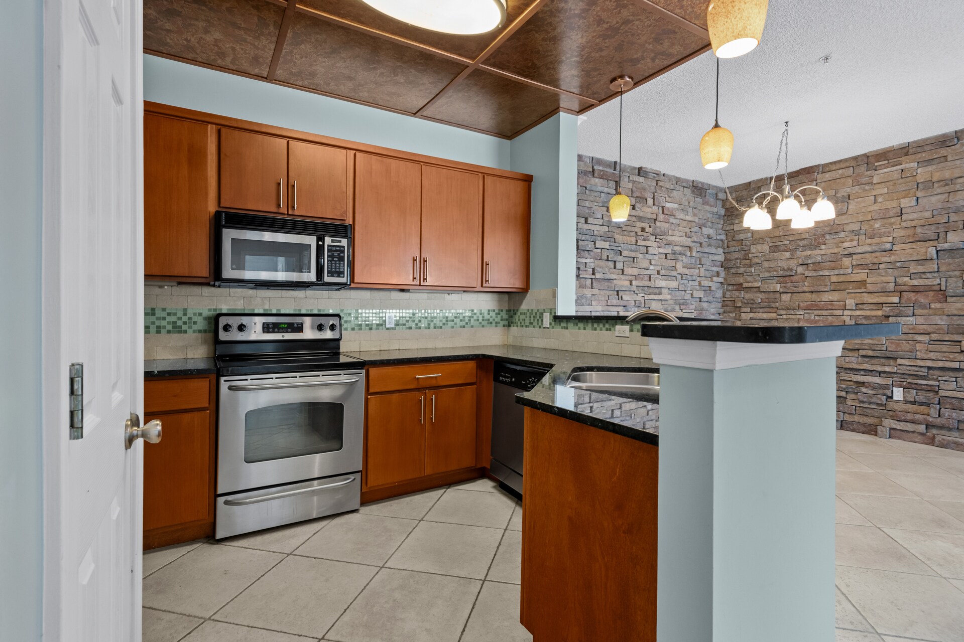 Building Photo - 2208 Walden Park Dr