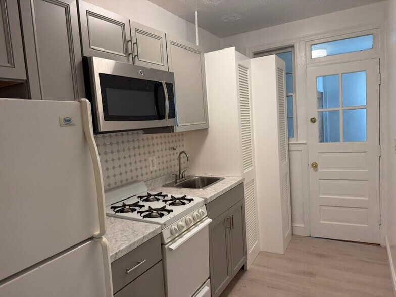 Kitchen - 204 21st St NE