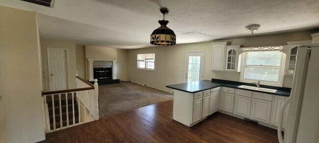 Building Photo - 918 S Luster Ave