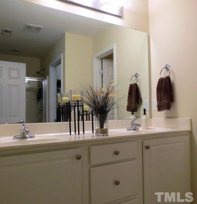 Building Photo - 844 Saratoga Dr