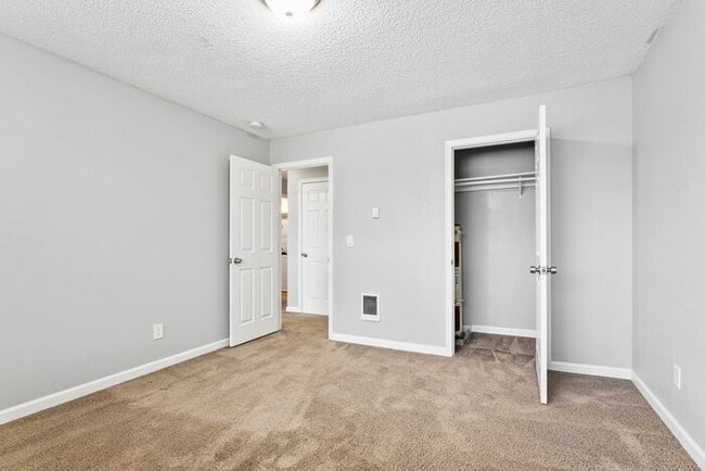 Building Photo - 2 bedroom 1 bath with washer/dryer include...