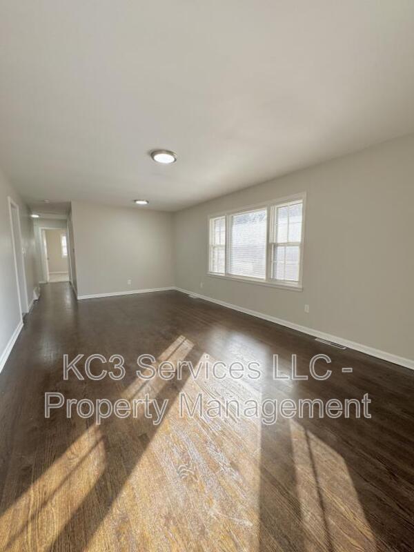 Building Photo - 5940 E 136th St