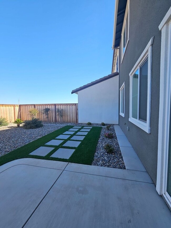 Building Photo - Newer Construction Home located in desirab...