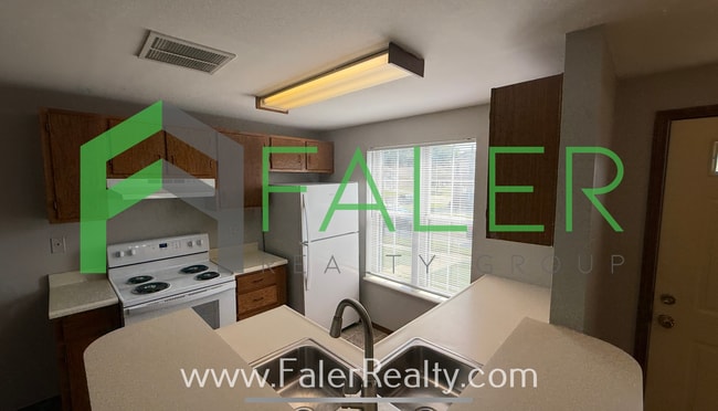 Building Photo - 2 Bed, 1.5 Bath Townhome