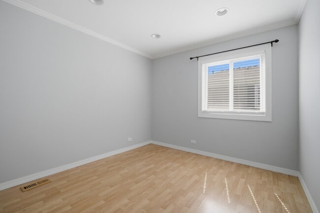 Building Photo - 1180 Cove Dr