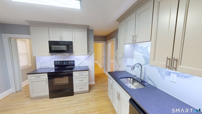 Building Photo - 60 Woodmere Rd