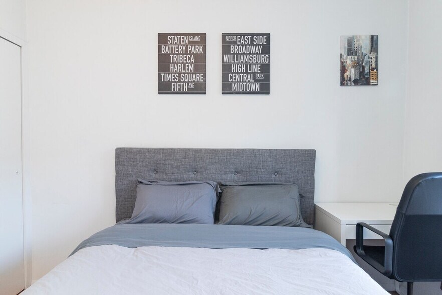 Building Photo - 319 E 95th St