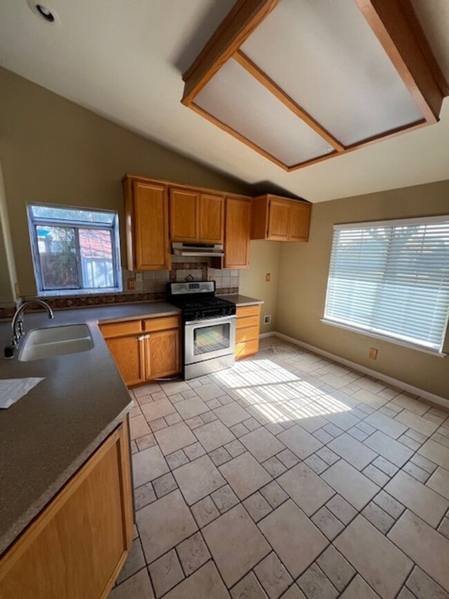 Building Photo - Beautiful spacious home