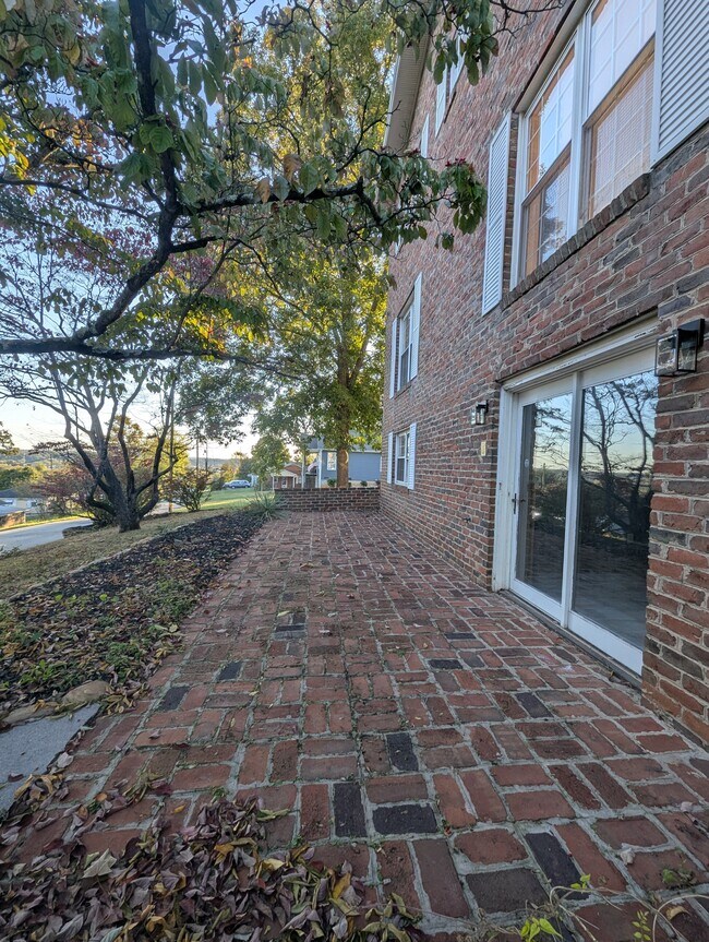 Building Photo - 201 Highland Cir
