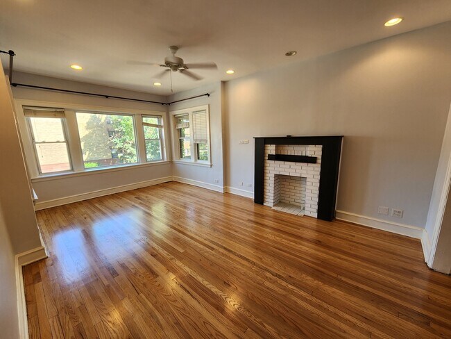 Building Photo - 6210 N Francisco Ave