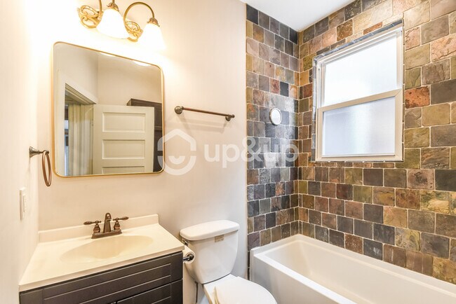 Building Photo - Fantastic 2bd/1ba home! Coming soon!