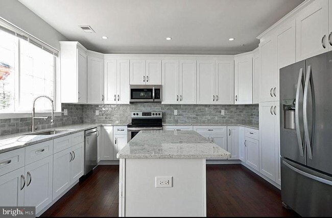 Building Photo - 14900 Dennington Dr