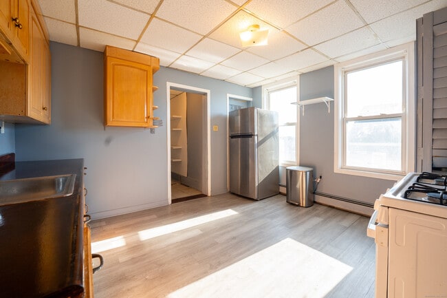 Building Photo - 1368 E Main St