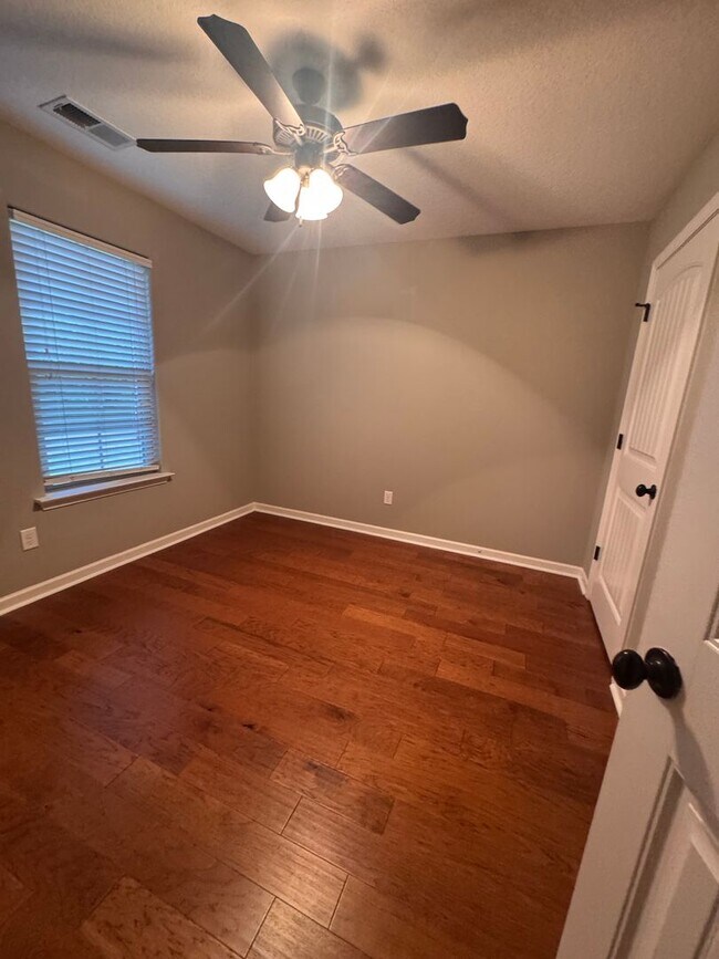 Building Photo - Beautiful 3 Bedroom, 2 Bath Home with 2-Car Garage!
