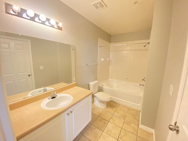 Building Photo - Beautiful 1/1 Condo in the Gated Community...