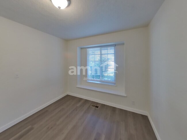 Building Photo - 495 E Whitbeck St