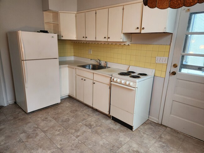 Kitchen - 201 Kelker St