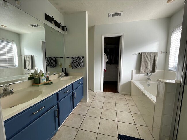 Building Photo - 14323 Cypress Ridge Dr