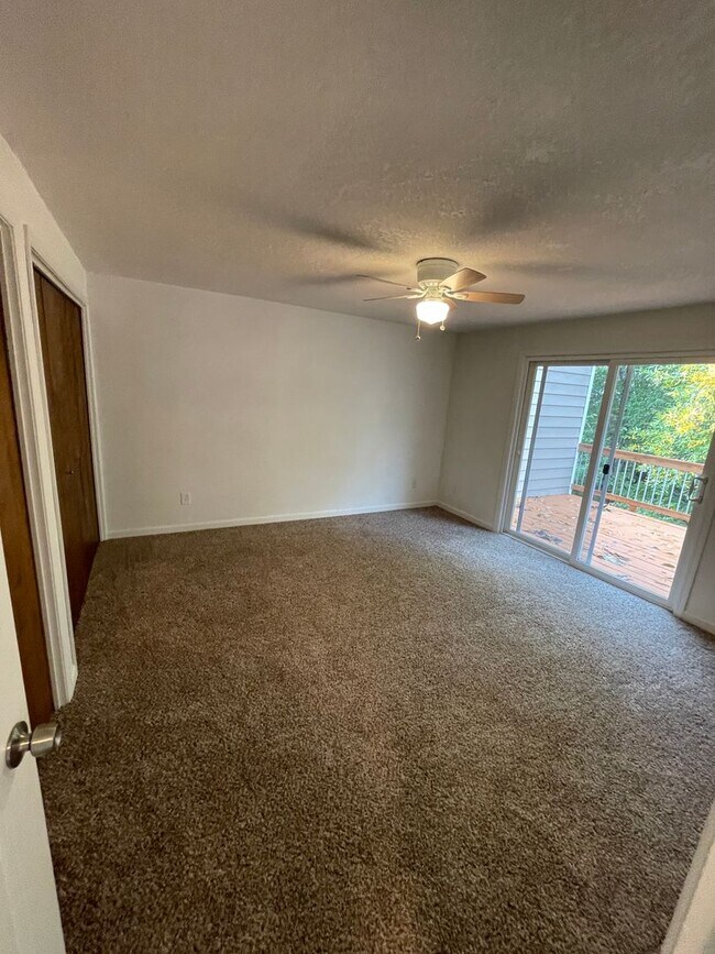 Building Photo - KellyCreek03