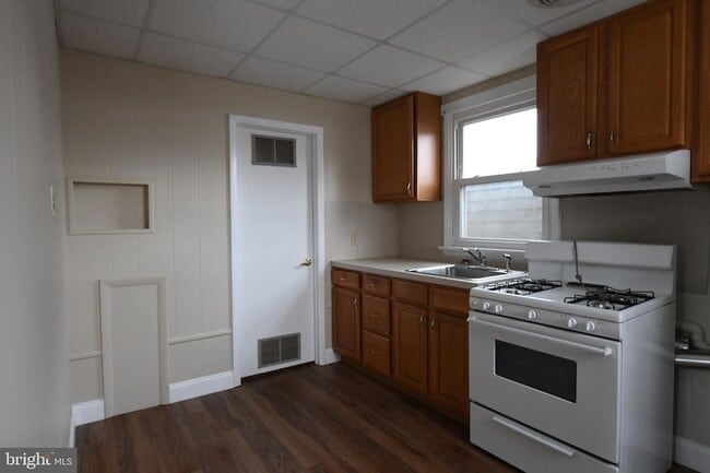 Building Photo - 52 Chestnut St