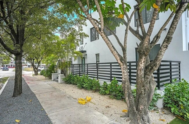 Building Photo - 638 SW 21st Ave