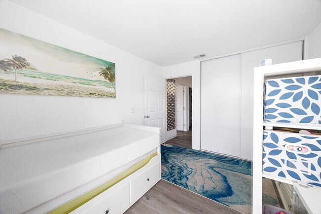 Building Photo - Beautifully Updated 2 Bedroom Condo with Optional Furniture!