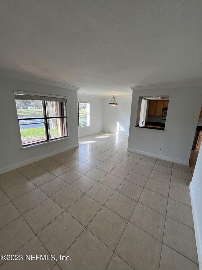 Building Photo - 858 Shoreline Cir