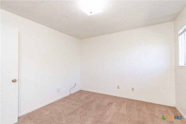 Building Photo - 507 E Beeline Ln