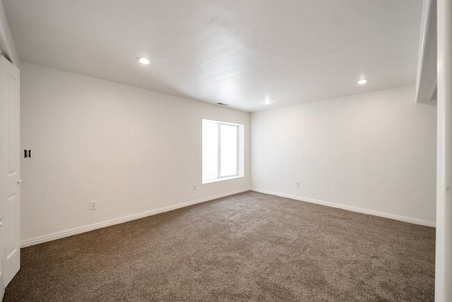 Building Photo - Awesome Townhome in Iverness Square in Murray