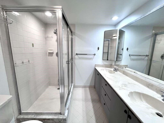 Building Photo - 12 Waterford Dr S