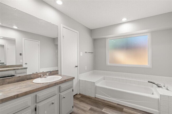 Building Photo - 6802 Vialinda Dr