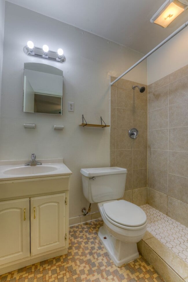 Building Photo - 4 bed/2 bath