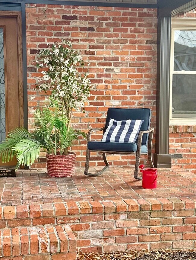 Building Photo - 2705 S Battlefield Blvd