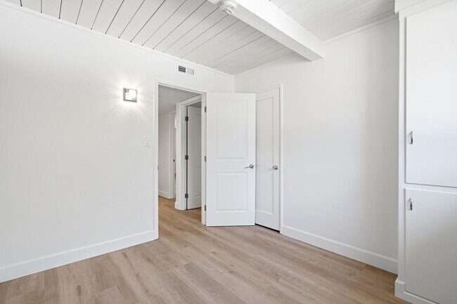 Building Photo - Light-Filled Home on Expansive Lot in Top-Rated School District with Vaulted Ceilings & Entertain...