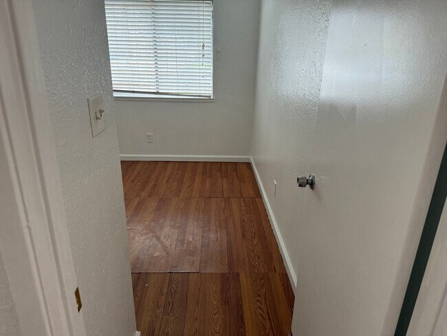 Building Photo - 3 bd 2bth- Ready to move in!! Easy access to shopping and FWY 99 and I-5!!!