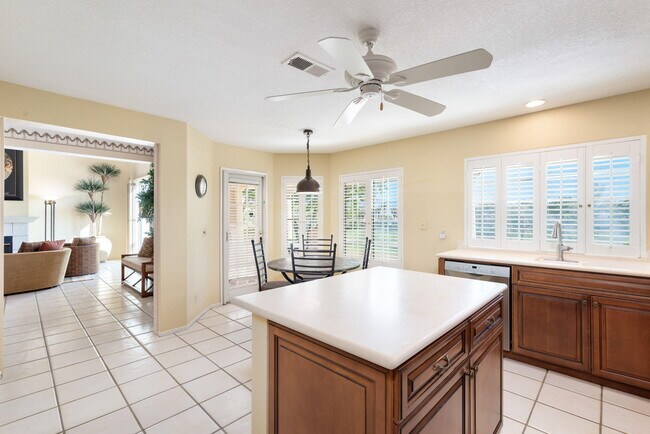 Building Photo - 260 Vista Royale Cir E