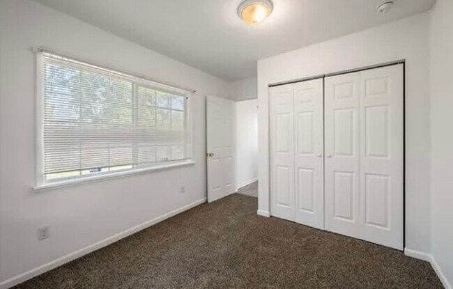 Building Photo - Charming 2 Bedroom Home with Fenced Backyard in Central Kennewick!