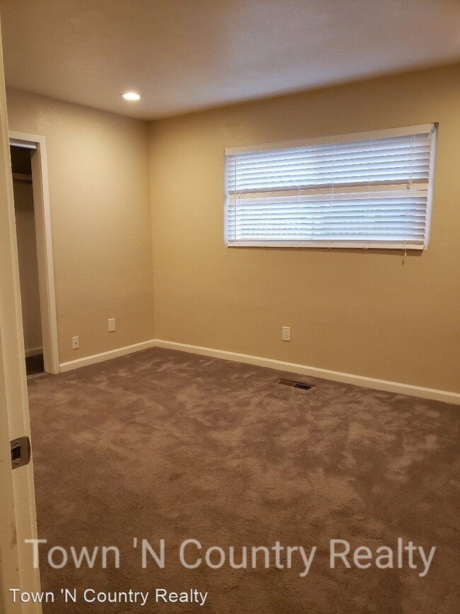 Building Photo - 802 Sunset Dr