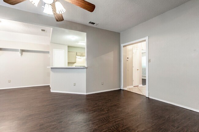 Building Photo - Adorable 3-2-2 in Cedar Hill!