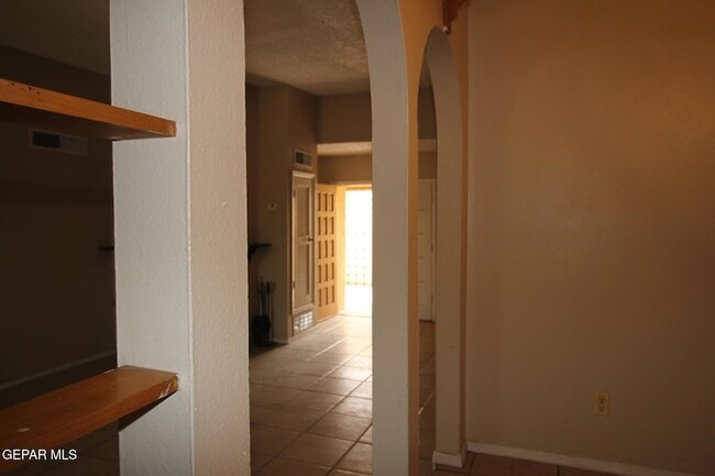 Building Photo - 10711 Ivanhoe Dr