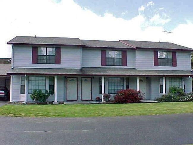 Building Photo - Nice 3 Bedroom 1 1/2 Bath Townhouse in Tac...