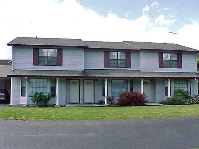 Building Photo - Nice 3 Bedroom 1 1/2 Bath Townhouse in Tacoma!