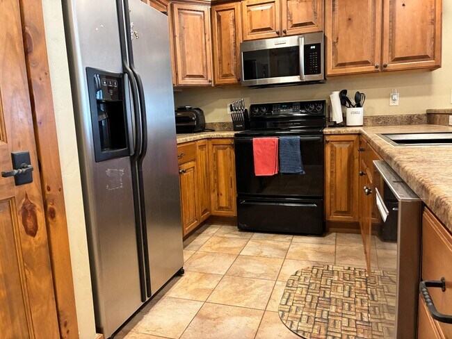 Building Photo - 831 Ermine Ln